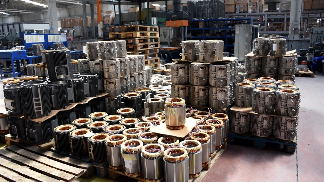 Akdoğan, fabrikanın kurulduğu günden bu yana kadın istihdamına çok önem verdiklerini belirterek, şunları kaydetti: