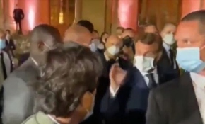 Macron'un gazeteciyi azarladığı anlar kamerada