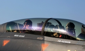 Bakan Akar özel uçuşla Çanakkale Şehitler Abidesi'ni selamladı