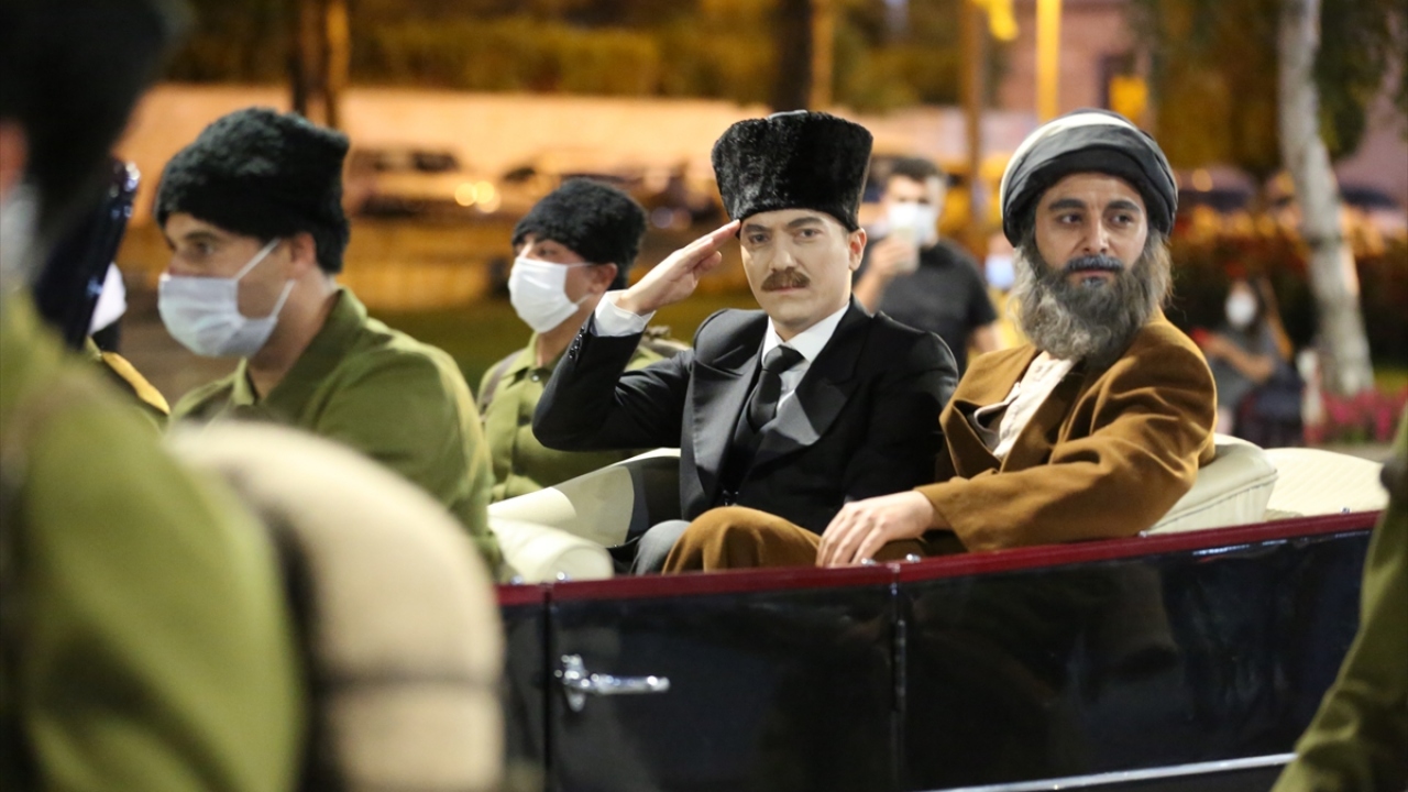 Atatürk`ü canlandıran Devlet Tiyatrosu oyuncusu Abdülsamet Sünbül, atlı birlikler öncülüğünde üstü açık arabayla gelip halkı selamladı.