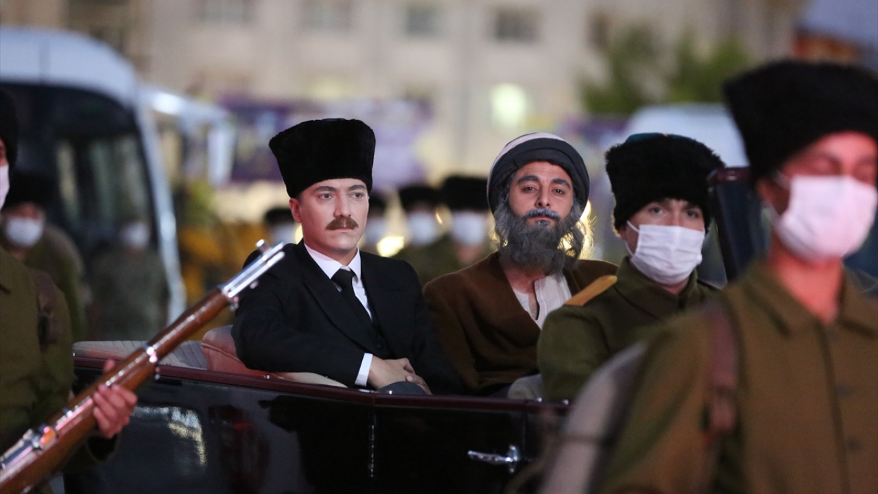 Güzergah boyunca vatandaşların sevgi gösterisinde bulunduğu temsili Atatürk, Atatürk Kongre ve Etnografya Müzesi balkonunda il protokolüyle hatıra fotoğrafı çektirdi.