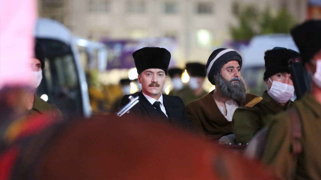 Program, temsili Atatürk`ün vatandaşlarla fotoğraf çektirmesiyle sona erdi.