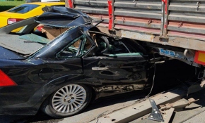 İstanbul'da otomobilin tırın altına girdiği kaza kamerada