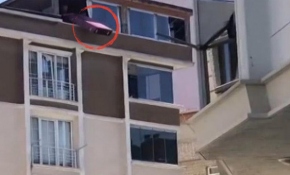Arnavutköy'de akıl almaz görüntü: 5. kattan koltuğu böyle yere attı