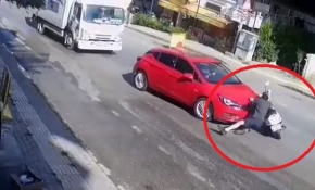 Kayganlaşan yolda savrulan motosiklet otomobile çarptı