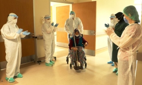 COVID-19'u yenen 93'lük Şakire nineden sağlık çalışanlarına teşekkür