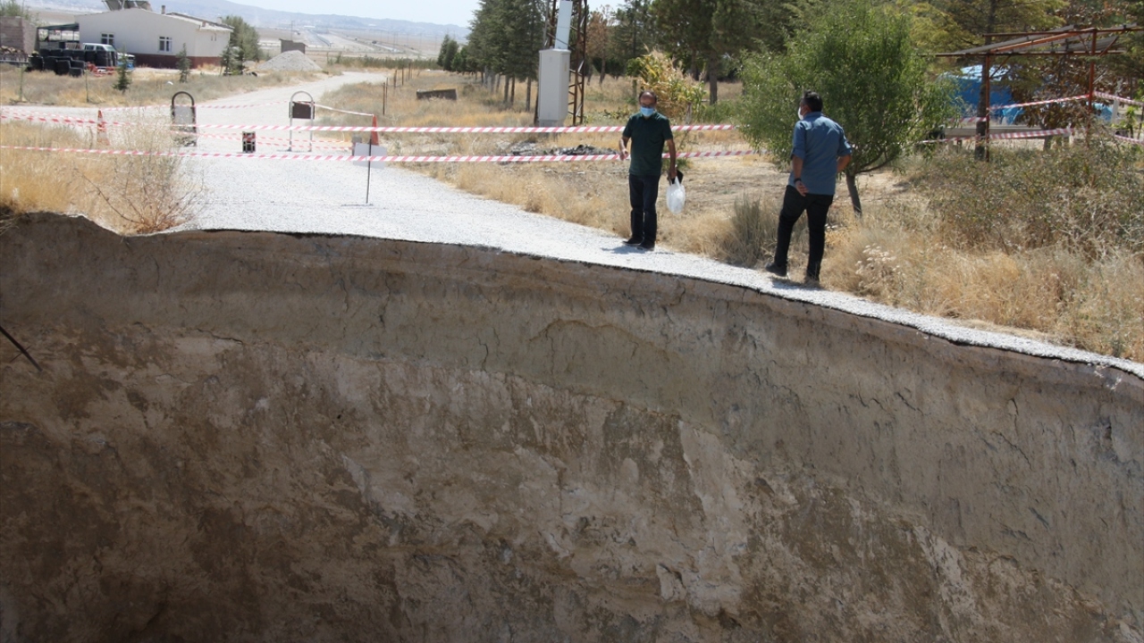 Obruk oluşabilecek bölgelerin erken tespit edilip tedbir alınması için çalışmalar yürütülüyor.