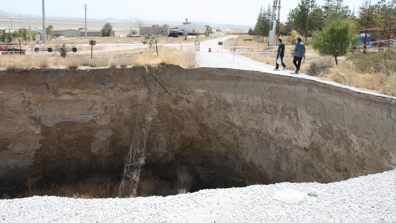 Konya`nın Karapınar ilçesine bağlı Reşadiye Mahallesi Ekmekçi mevkisinde asfalt yol üzerinde 30 Ağustos`ta 15 metre derinliğinde ve 30 metre çapında oluşan obruk, dikkatleri yine bölgeye çekti.
