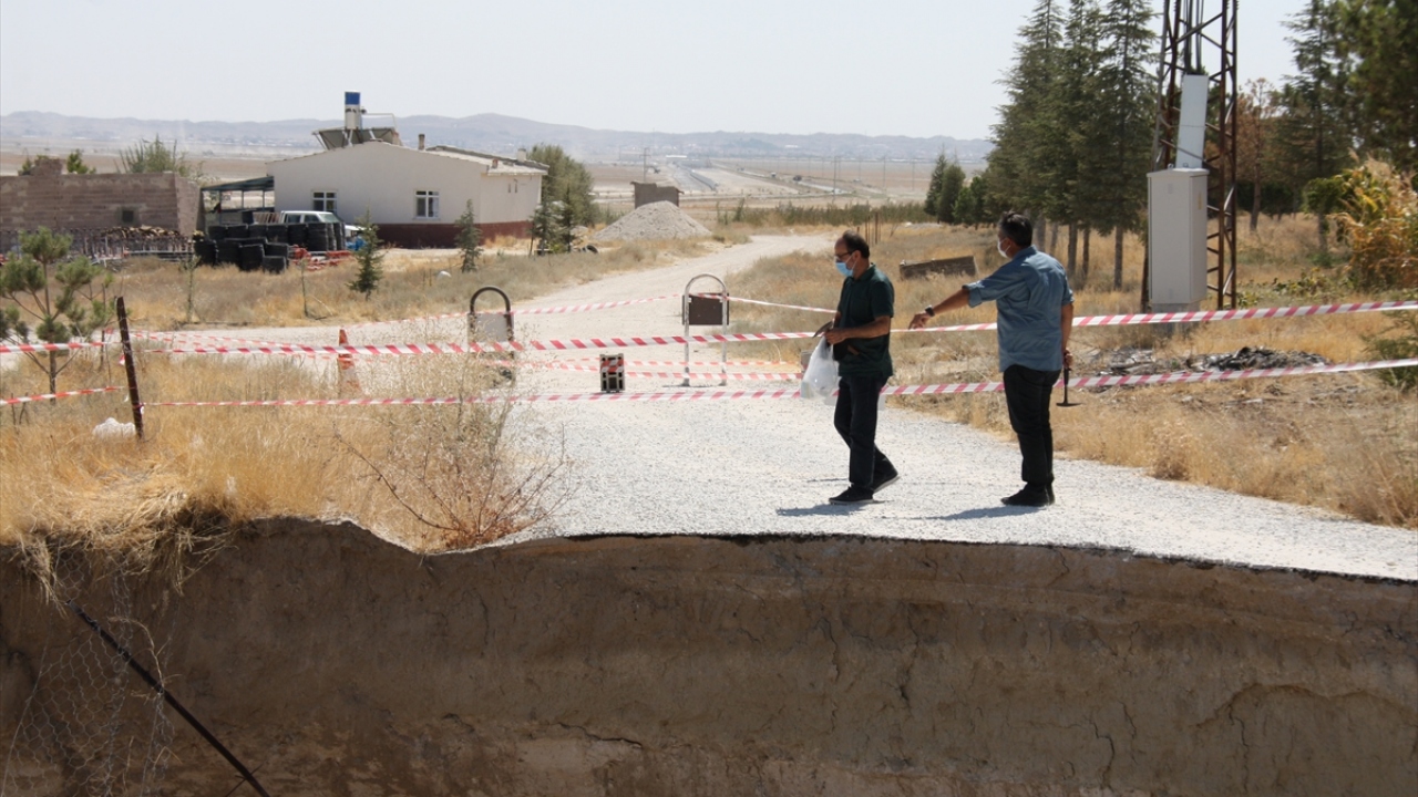 Yerin altında zamanla eriyen kireç taşlarının boşluk oluşturması ve zeminin çökmesiyle oluşan obruklar, özellikle Karapınar ilçesinde yoğun olarak görülüyor.