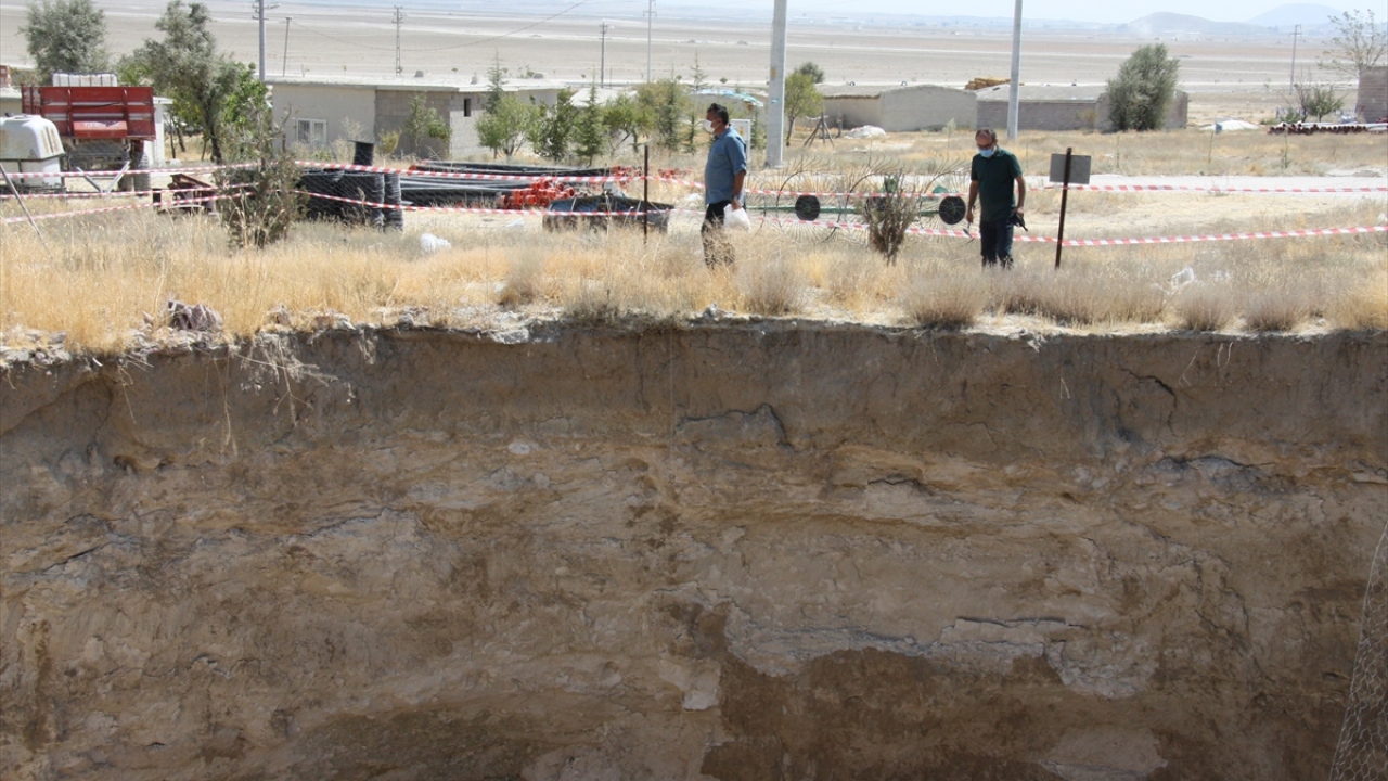 Bugüne kadar daha çok tarım arazisinde ortaya çıkan obruklar, her geçen gün yerleşim merkezlerine daha da yaklaşmaya başladı.