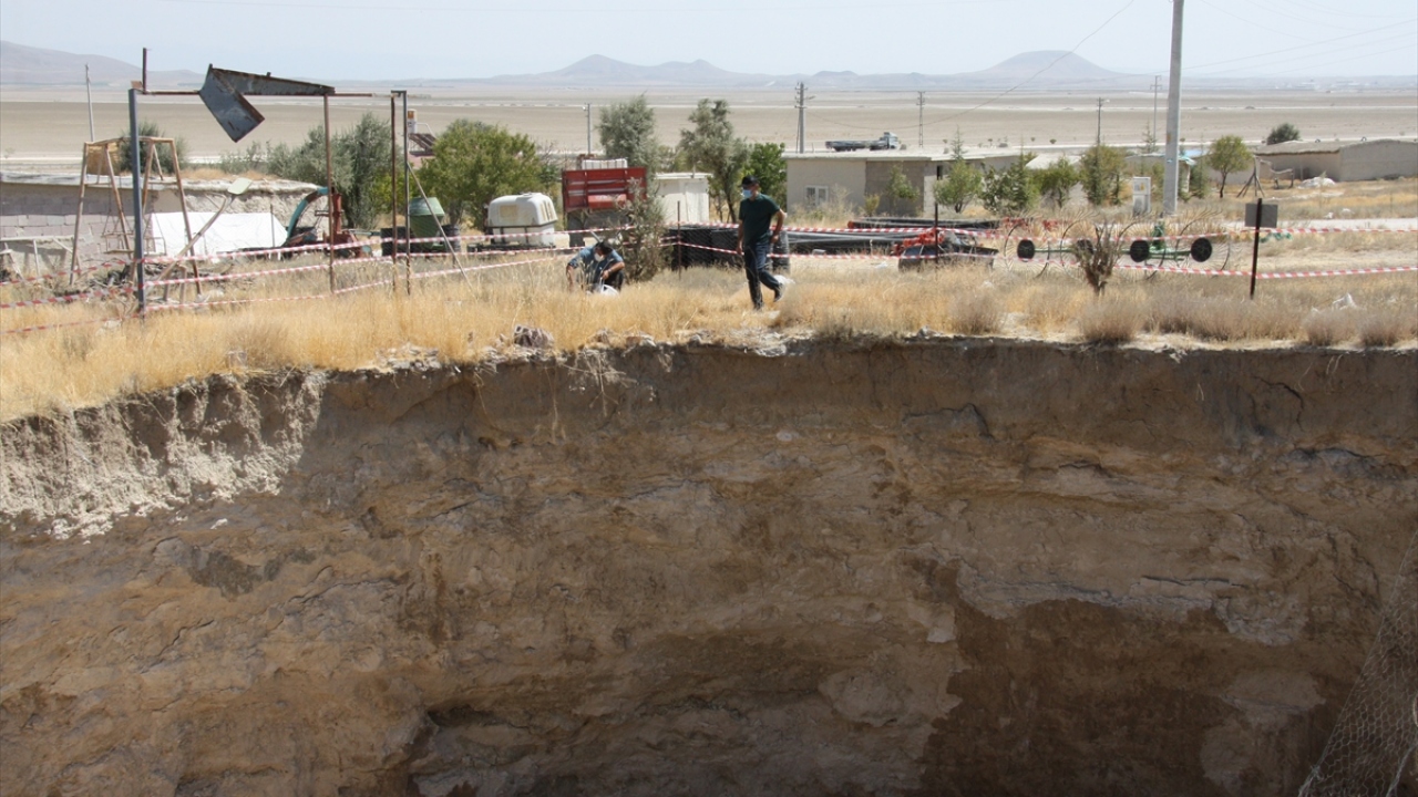 Bölgenin jeolojik ve hidrojeolojik yapısı nedeniyle oluşan obrukların sayısı kontrolsüz yer altı suyu kullanımına bağlı olarak giderek artarken, bölgede yaşayanlar arasında da tedirginliğe neden oluyor.