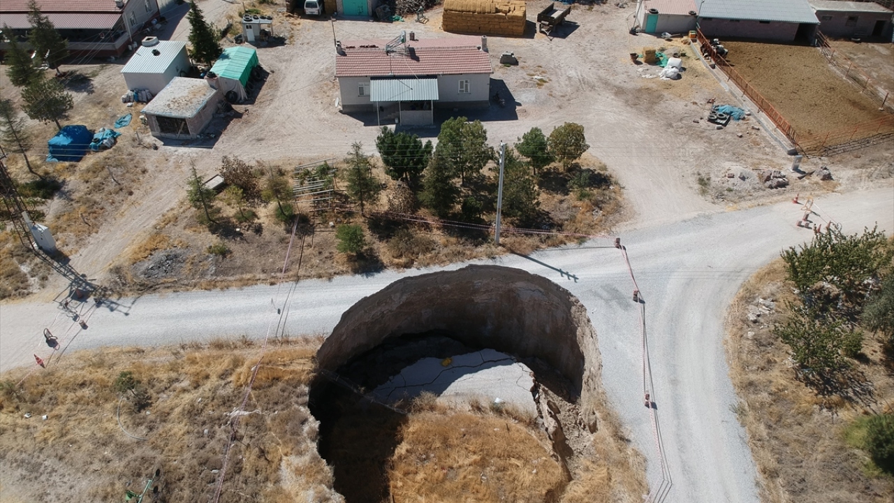 Bölgedeki obrukların yüzde 90`u Karapınar ilçesi sınırlarında görülürken, Konya`nın Akören, Kadınhanı, Karatay ve Cihanbeyli ilçeleri ile Karaman merkez ve ilçelerinde de obruklarla karşılaşılıyor.