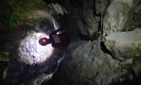 Kayalıklardan düşen çoban askeri helikopterle kurtarıldı