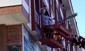 Pencereden sarkan çocuğu vinç operatörü böyle kurtardı