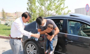 Annenin araçta bıraktığı bebeği vatandaşlar kurtardı