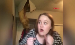 Genç kız şarkı söylerken annesi tavandan düştü