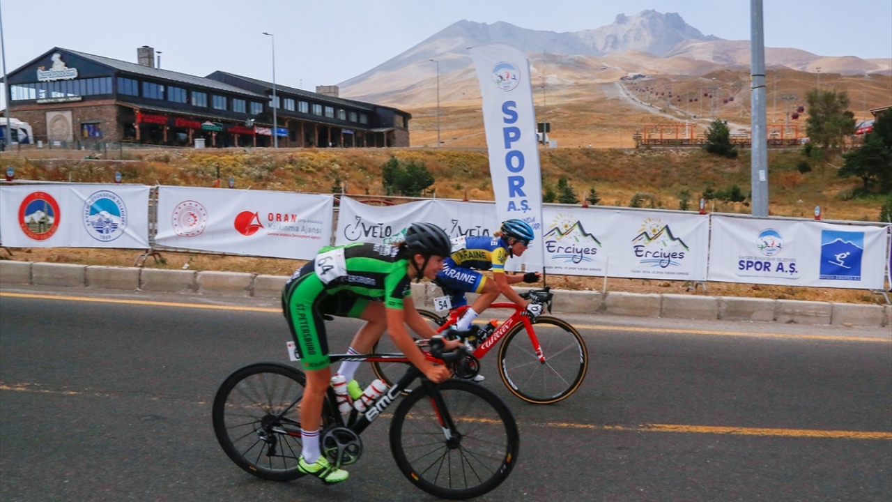 Kadın sporcular 110 kilometre, erkekler ise 120 kilometrelik etapta kıyasıya mücadele etti.