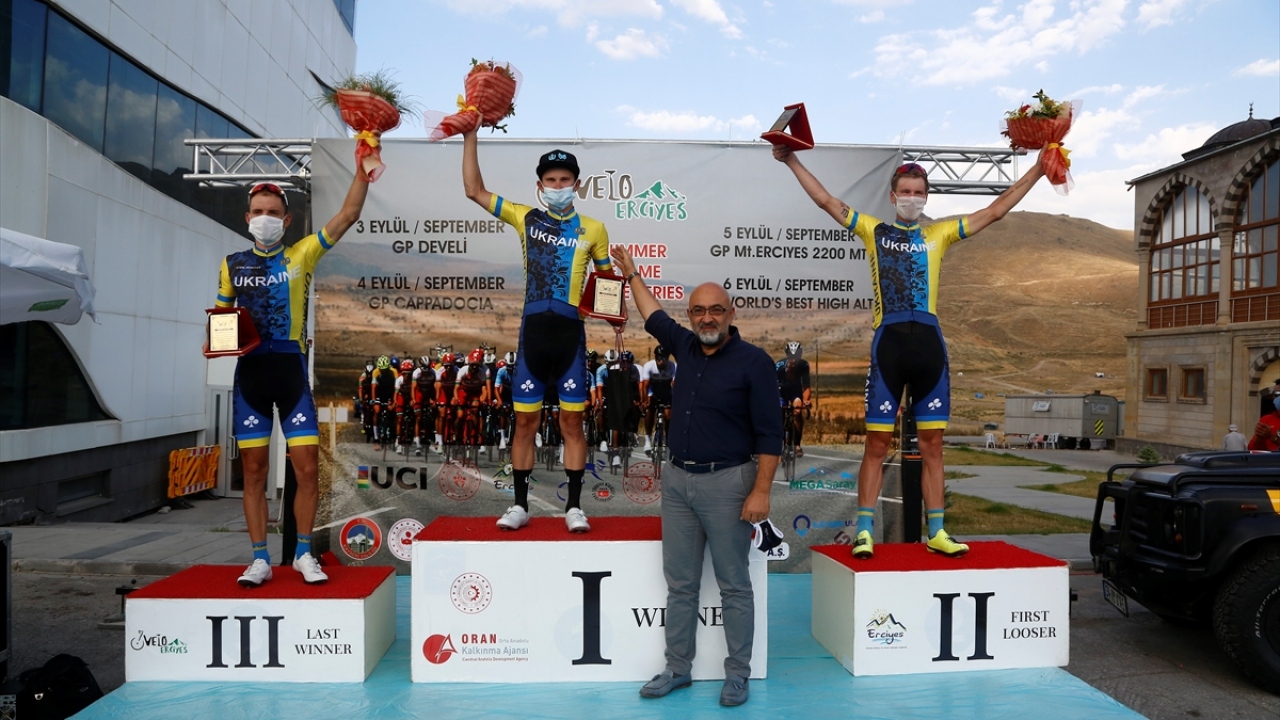 Erkeklerde ise Ukrayna Bisiklet Milli Takımı’ndan birinciliği Anatolii Budiak alırken, aynı takımdan Oleksandr Holovash ikinci, Andriy Vasylyuk ise üçüncü oldu.