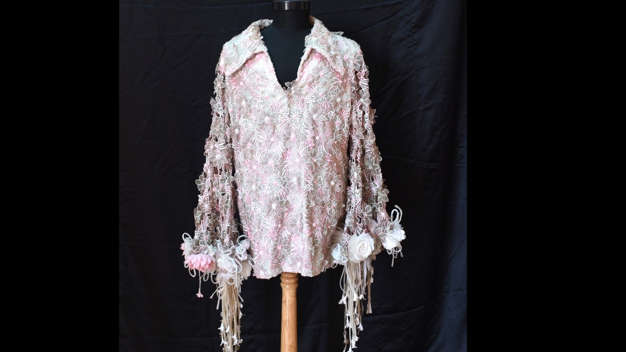 Türkiye`nin "Sanat Güneşi" olarak anılan ve 24 yıl önce yaşamını yitiren sanatçı Zeki Müren`in ismini taşıyan lise, müzik ve resim alanında öğrenciler yetiştiriyor.