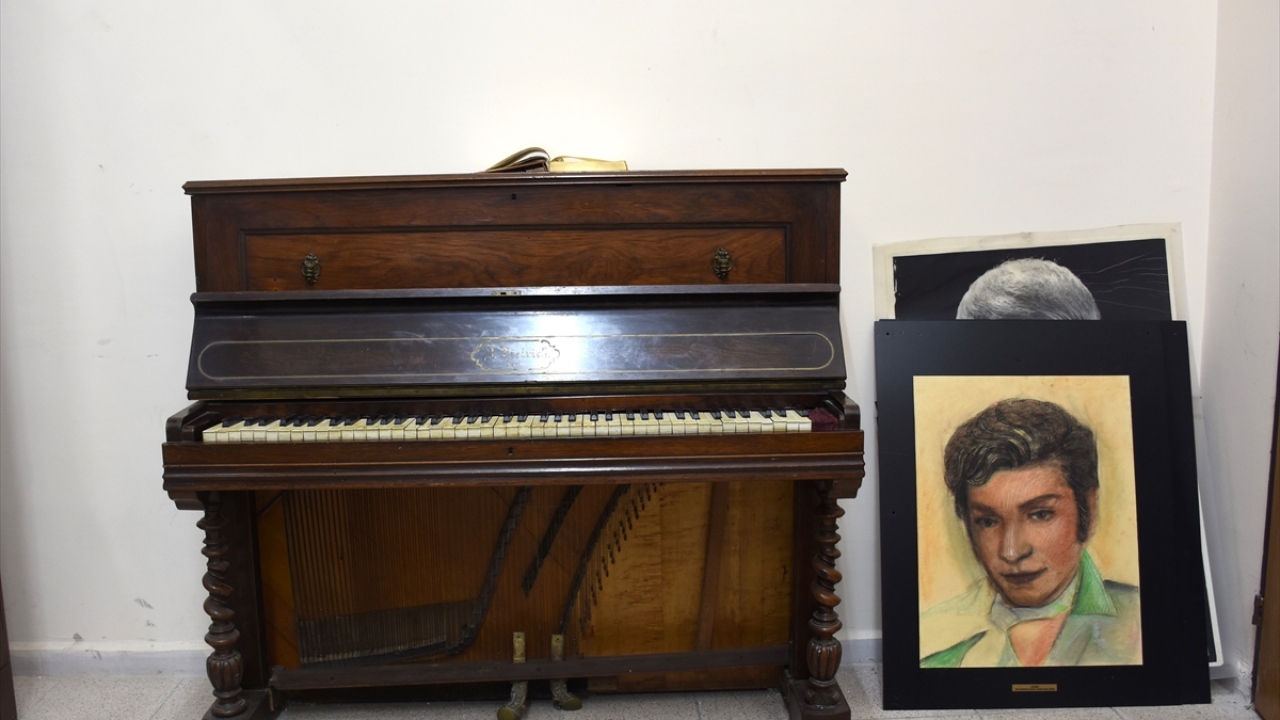 Türk Sanat Müziği, müzik, resim bölümlerinde eğitim veren okulda, adını aldığı Zeki Müren`in tasarladığı rengarenk, farklı özellikleri olan sahne kıyafetleri, diploması, piyanosu gibi birçok eşyası sergileniyor.