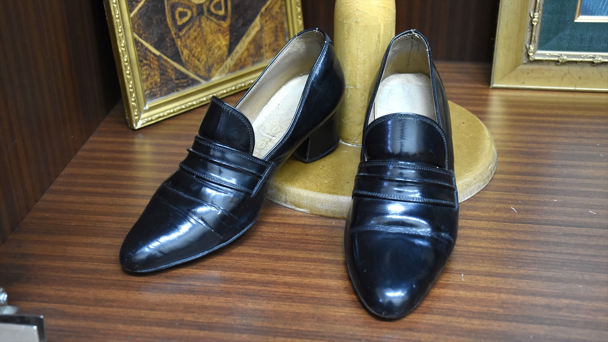 Okul müdürü Remzi Ayaz, Bursalı merhum sanatçının kıyafetlerine ev sahipliği yapmanın kendilerini mutlu ettiğini söyledi.