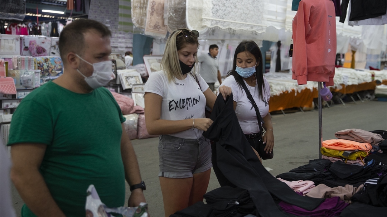 Reisoğlu, pazarda maske ve hijyen konusunda gerekli tedbirleri aldıklarını, yapılan anonslarla Bulgar vatandaşları da uyardıklarını ifade etti. 