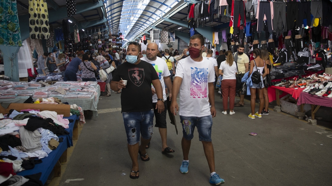 Aynı şehirden gelen Anton Şerkov da aylar sonra eşiyle pazara geldiği için mutlu olduğunu belirtti.