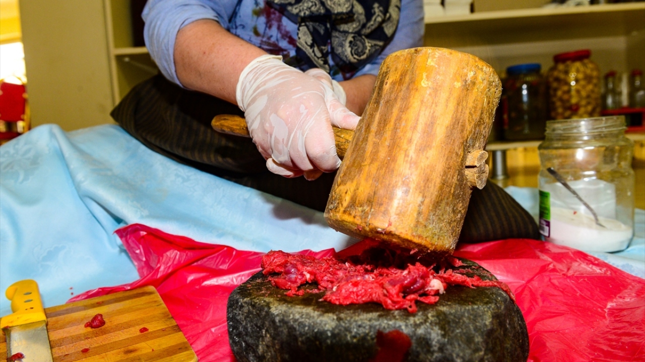 Suyuna ekmek doğranarak yenilmesiyle bilinen taş köftesi, önemli ve özel günlerde tüketilmesinin yanı sıra turistik amaçlı da tercih edilen yemekler arasında.