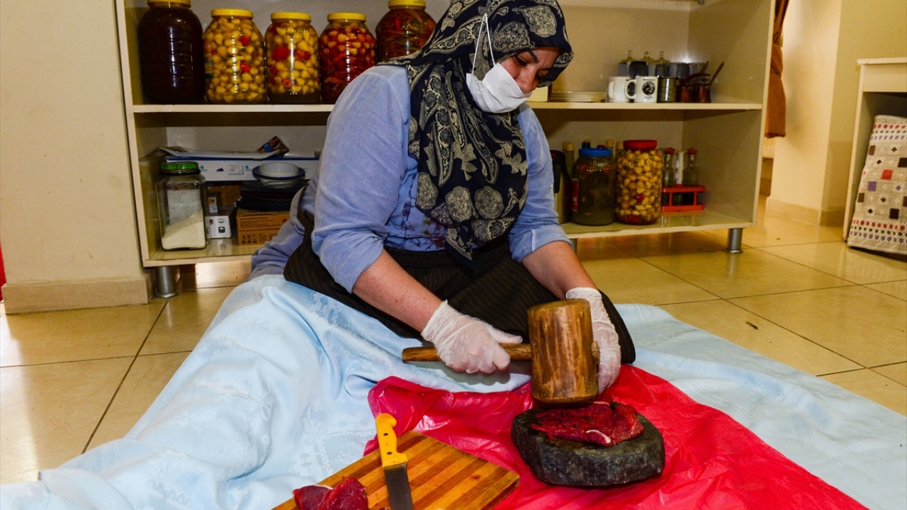 Manda ve sığırın sırt etinden tokmakla taş üzerinde dövülerek elde edilen kıyma ile hazırlanan taş köftesi yemeği, değişik baharatlarla pişirilerek tandır lavaşıyla servis ediliyor. 