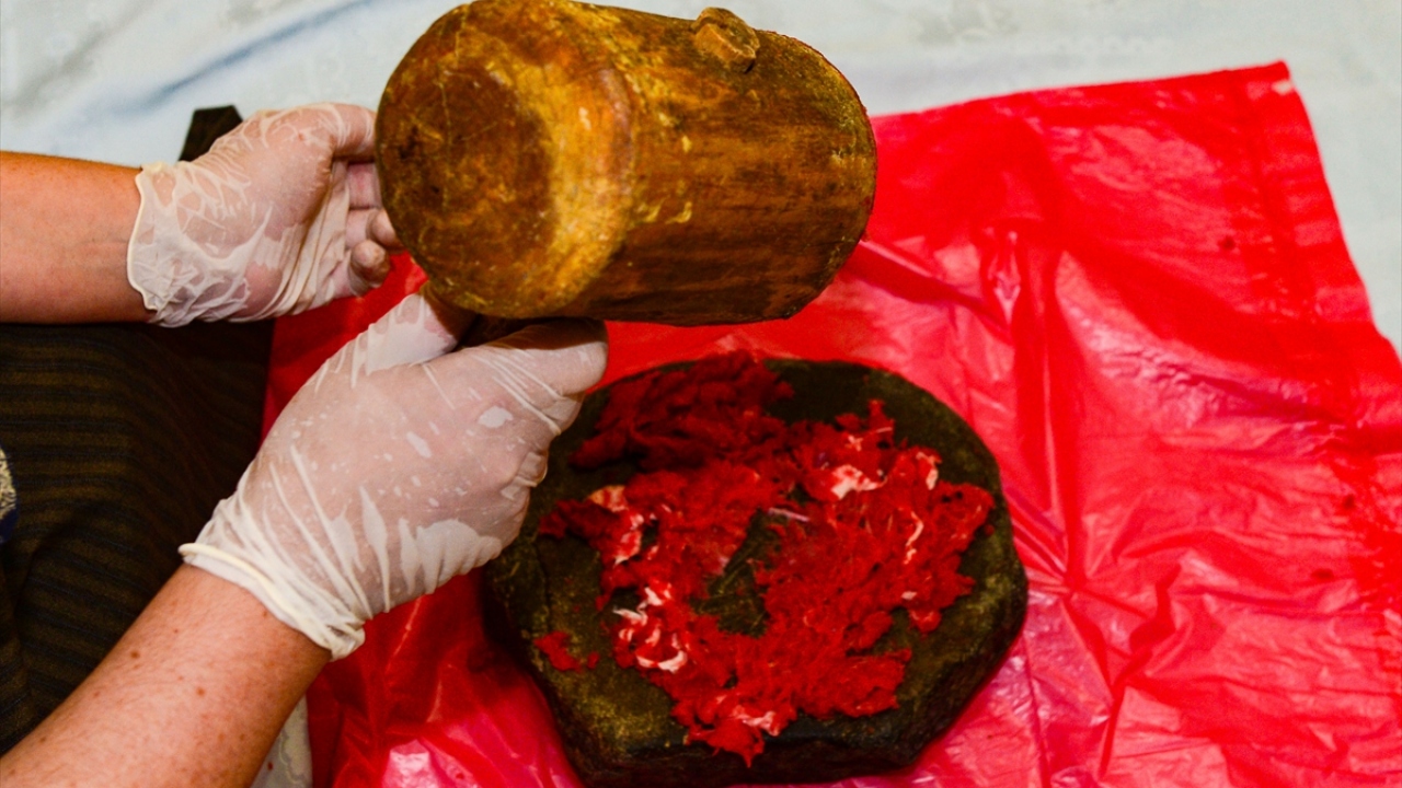 Taş köftesi pişiren işletmecilerden Pınar Bindik, müşterilerin yoğun taleplerine karşılık vermekte zorlanıyor. 