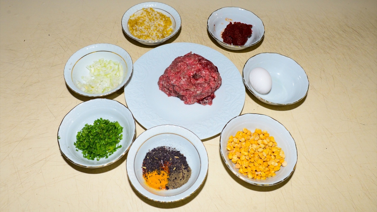 "Bu köftenin en büyük özelliği etinin tokmakla taşta dövülmesi"