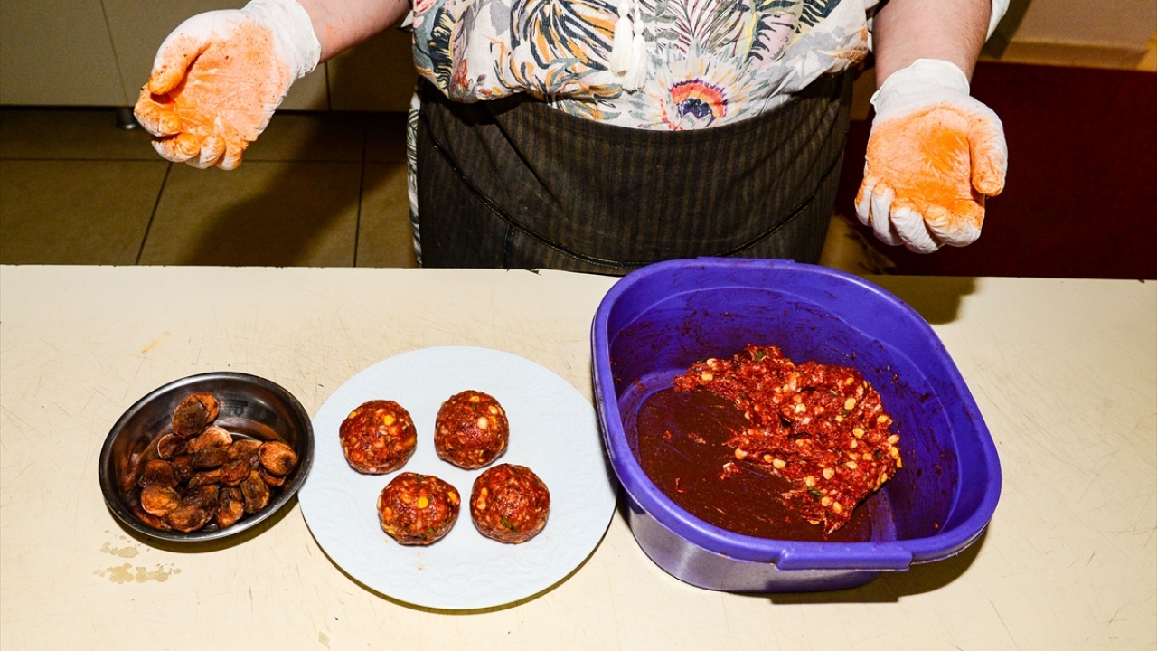 En güzel köftenin manda etinden yapıldığına dikkati çeken Bindik, şunları söyledi: 