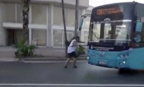 Otobüse maskesiz alınmayınca sileceklere tutundu