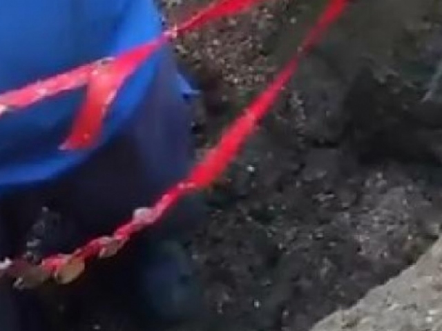 Kanalizasyona düşen çeyrek altınlar için yolu kazdılar