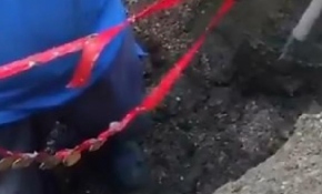 Kanalizasyona düşen çeyrek altınlar için yolu kazdılar