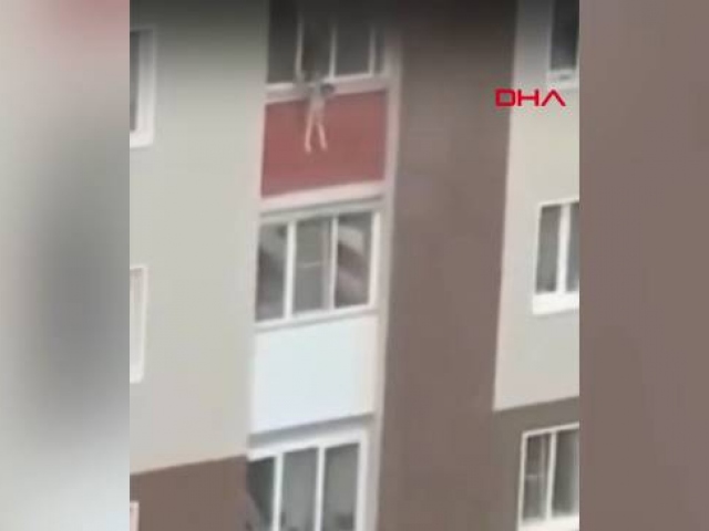 Yangında camdan atılan çocuklar böyle kurtarıldı