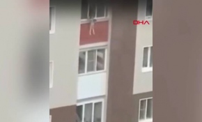 Yangında camdan atılan çocuklar böyle kurtarıldı