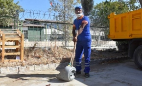 Temizlik personelinden yere çöp atılmasına şarkılı sitem