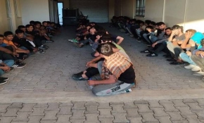 14 kişilik minibüsten 65 düzensiz göçmen çıktı