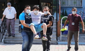 Polisler ayağı kırık çocuğu sınav salonuna kucaklayarak götürdü