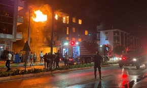 İzmir'de 4 katlı apartmanda yangın