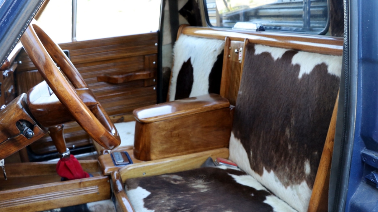 Kamyonetin içindeki bütün plastik ve sökülebilir aksamların tamamını çıkartan Maraz, parçaların ölçülerine göre ceviz ağacından parçalar hazırlayarak araca monte etti.