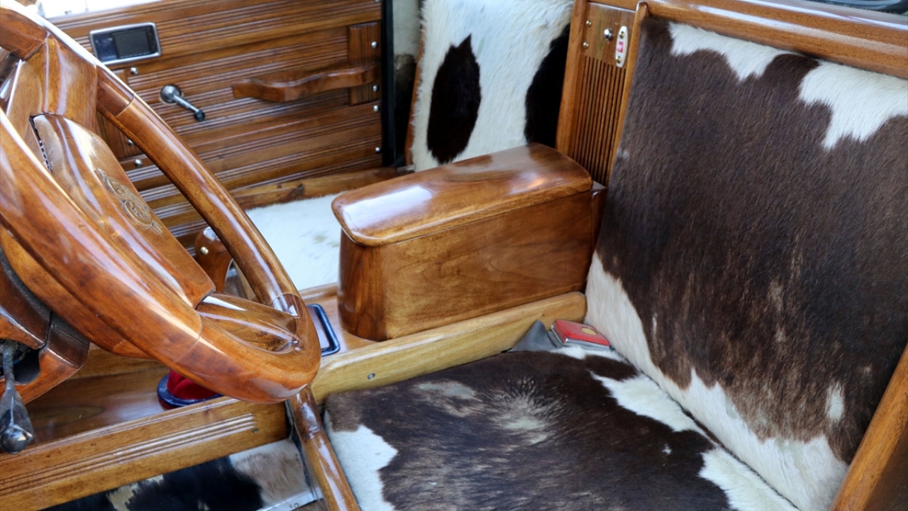 Ahşabın plastikten daha sağlıklı olduğunu, bu yüzden aracın içini tamamen ceviz ağacıyla kapladığını söyleyen Maraz, şöyle devam etti: