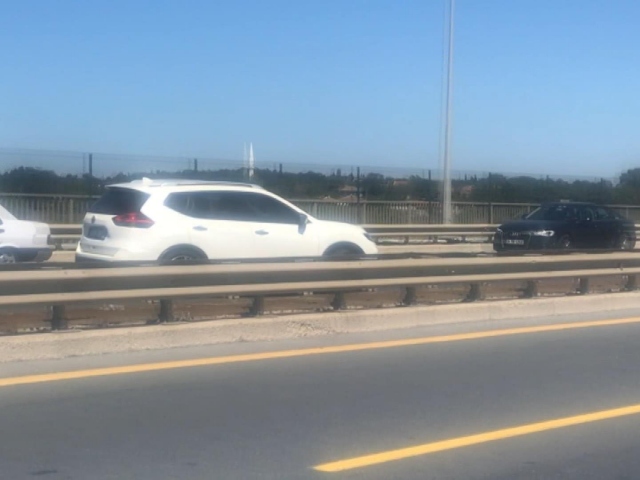 Ters yöne geri geri giden araç böyle görüntülendi