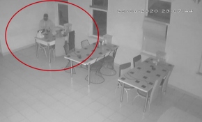 Kamerayı fark eden hırsız yemek yedikten sonra fabrikadan ayrıldı