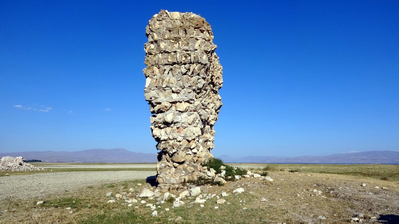 Bölgede yağışların az olması nedeniyle, su seviyesinin belirli periyotlarda değiştiği Van Gölü`nde, 2 metreyi geçen çekilme, sular altında kalan tarihi Erciş kalesini gün yüzüne çıkardı. 