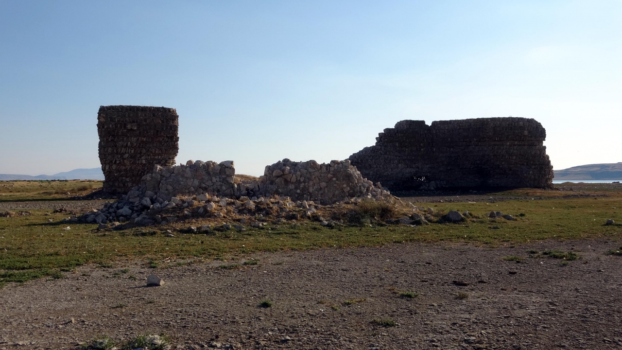 Urartu Krallığı zamanında Van Gölü sahilinde inşa edilen ve Osmanlı döneminde de onarımdan geçirilerek kullanılan kaledeki kalıntılar su altında varlığını koruyor.