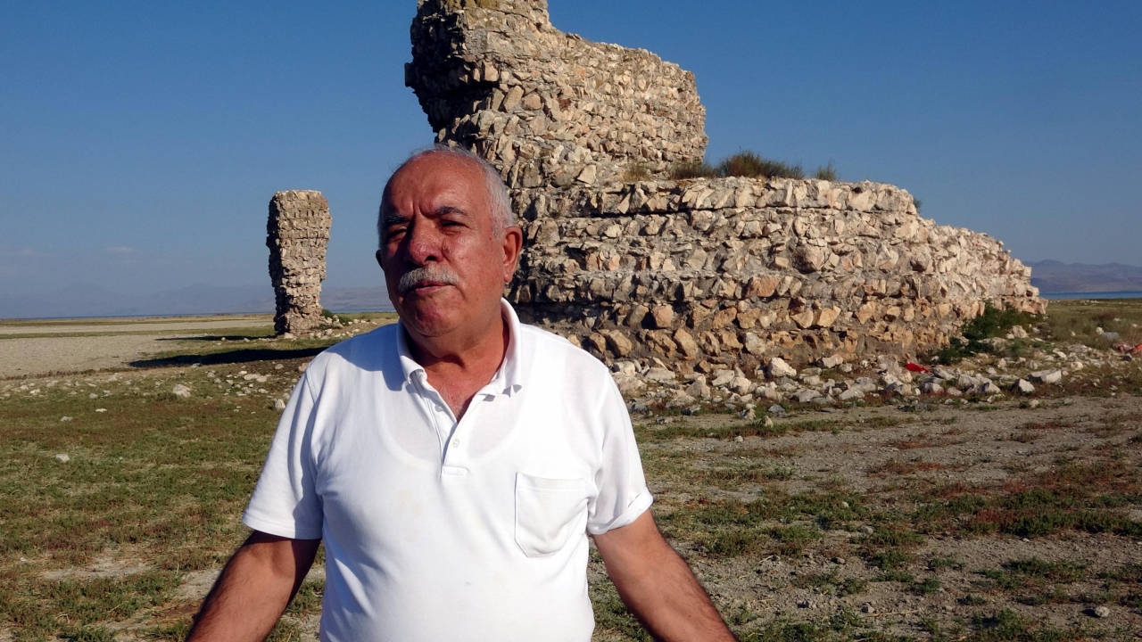 Van gölü çekilince bin yıllık kale ortaya çıktı