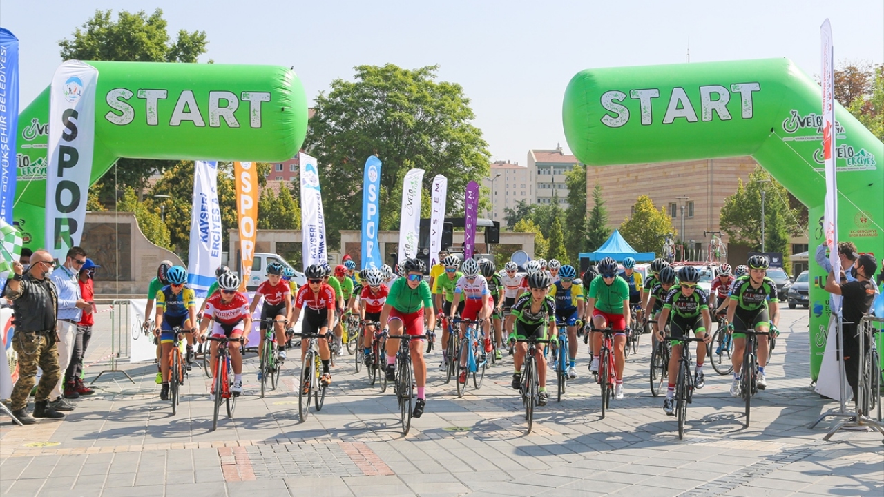 Erciyes AŞ`den yapılan yazılı açıklamaya göre, Kayseri-Erciyes Kayak Merkezi Hacılar Kapı arasındaki parkurda kadın bisikletçiler 87 kilometre, erkekler ise 136 kilometrelik mesafe katetti.