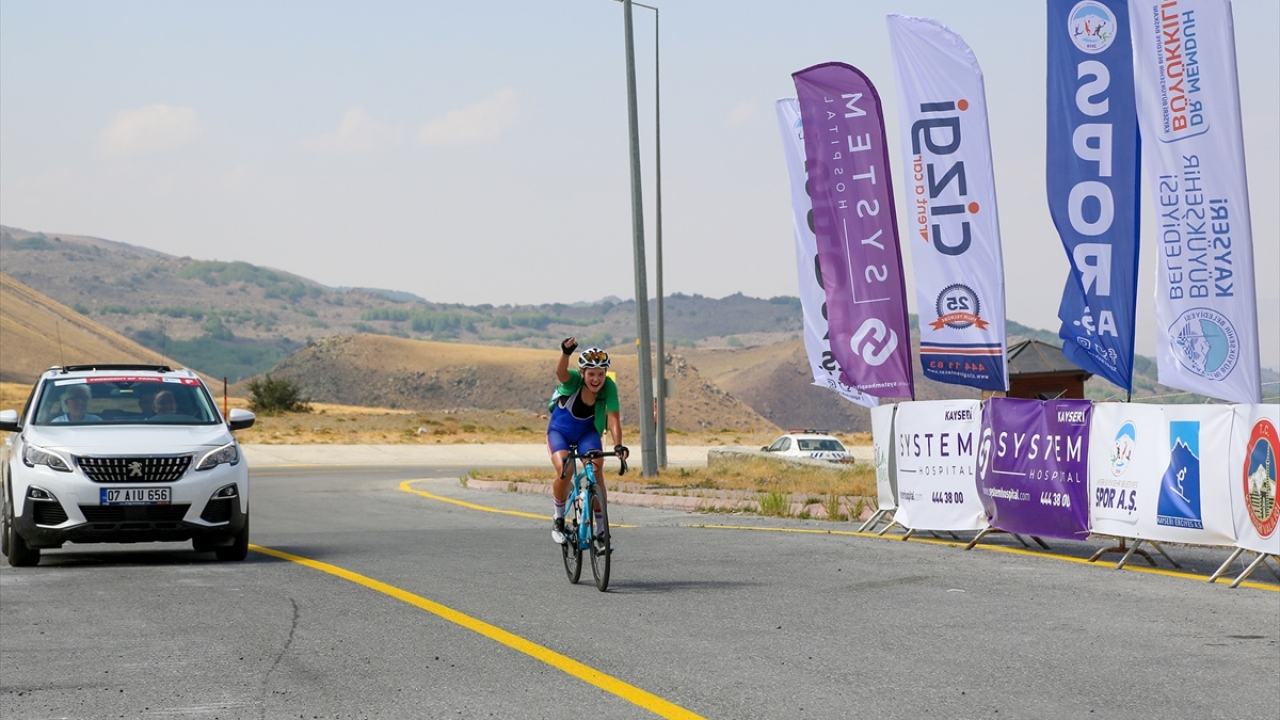 Kayseri’de ilk 4 günde 8 uluslararası yol bisiklet yarışı ile 1050 kilometre pedal çevrildi. Rusya ve Ukraynalı bisikletçiler 11, Kolombiyalı sporcular ise 2 ödül aldı.